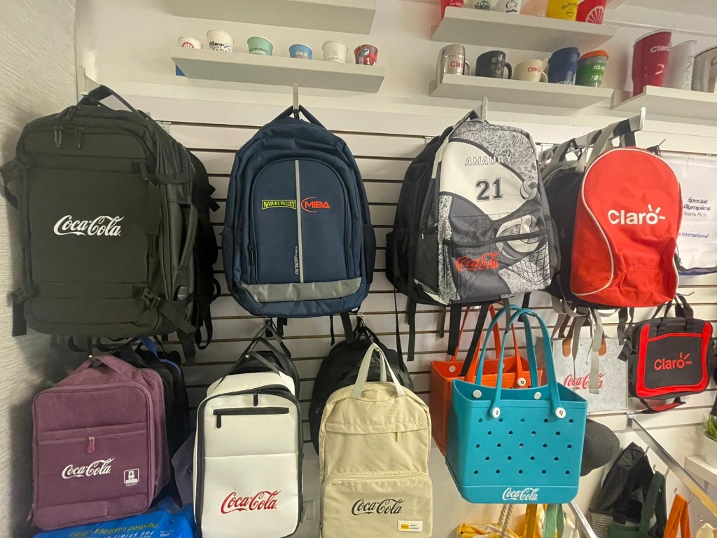 Exhibidor de Mochilas y Loncheras de Viaje